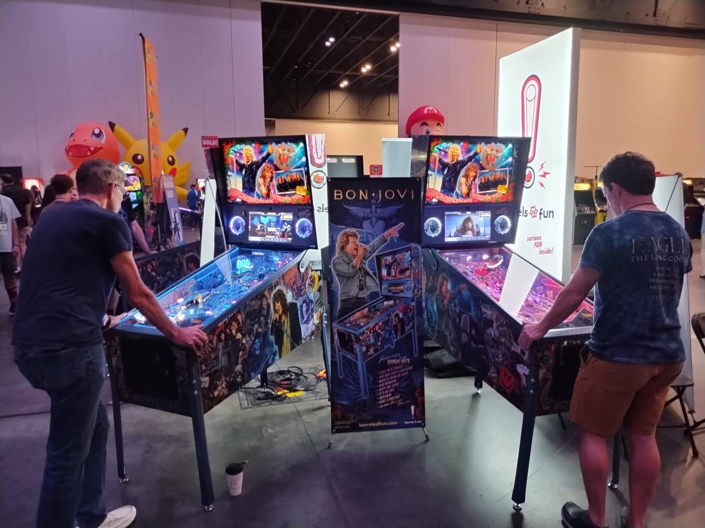 Varias unidades de Bon Jovi en fila, con público jugando en la Southern Fried Gaming Expo
