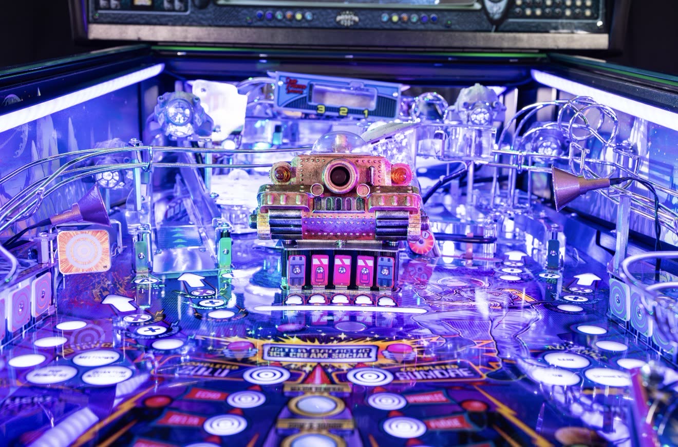 Playfield completo iluminado en púrpura con el tanque como pieza central