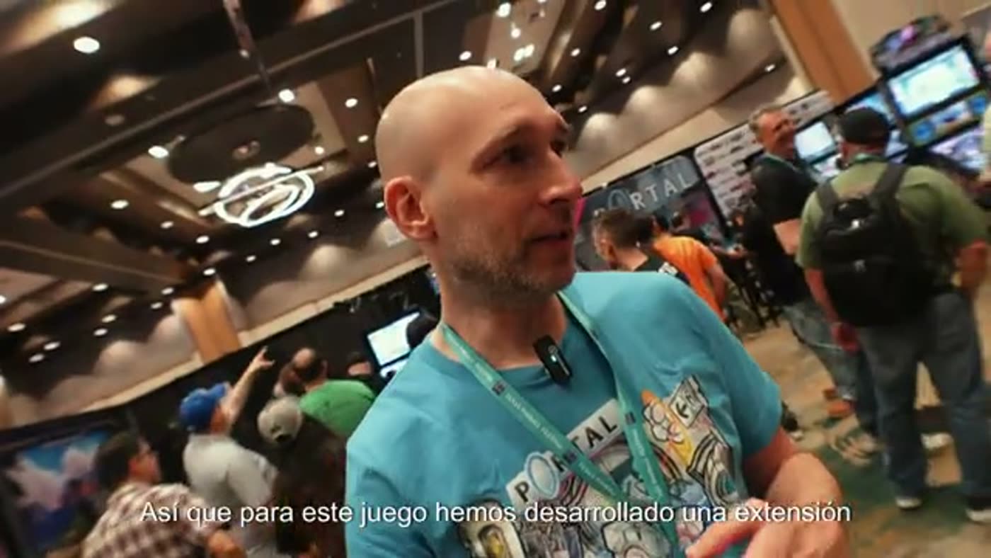 Gerry Stellenberg explicando el nuevo módulo de extensión de Portal, con el logo de la máquina de fondo