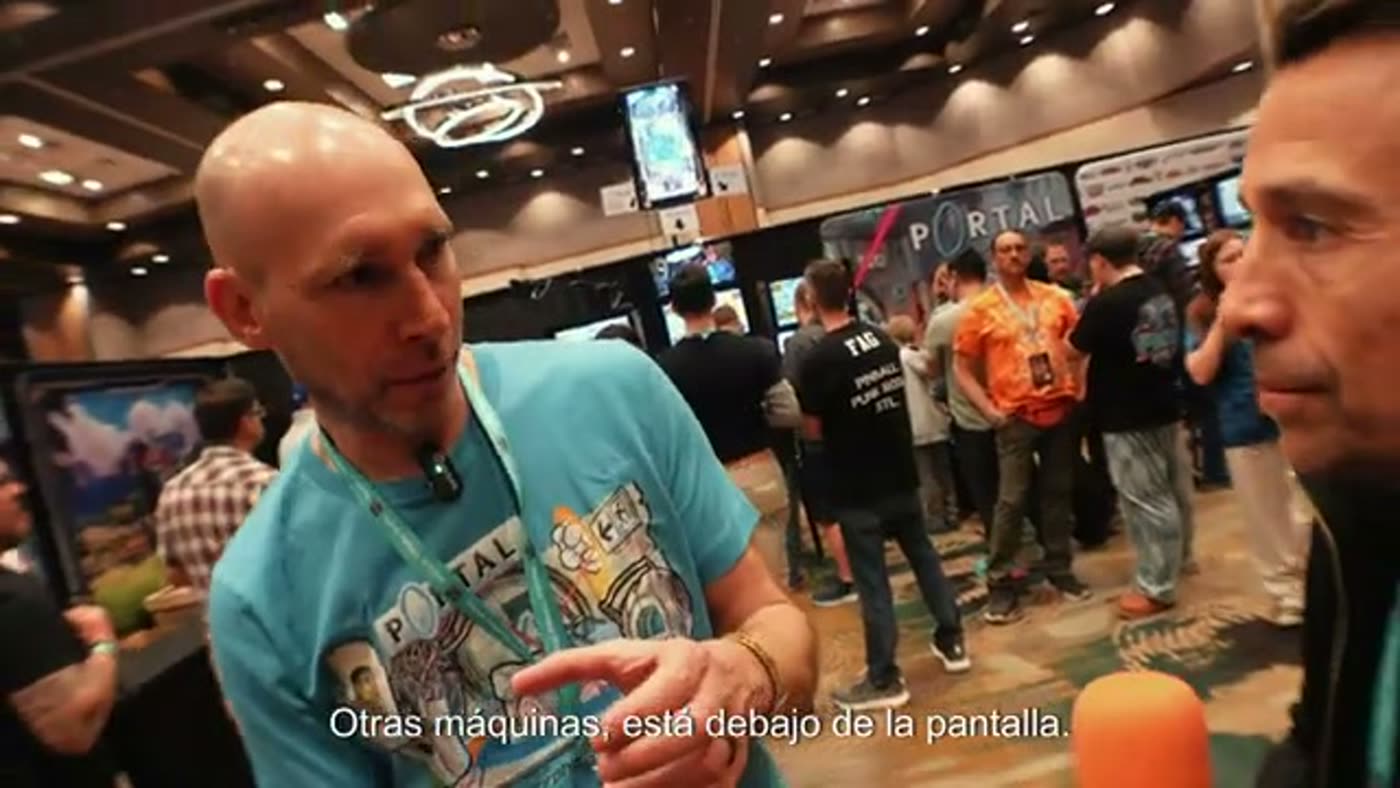 Gerry Stellenberg y el entrevistador de PinCasters conversando junto a máquinas P3 durante la entrevista