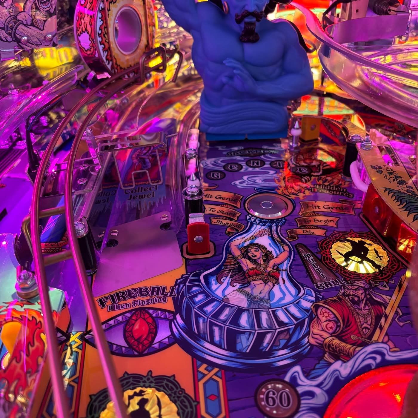 Figura del genio en tono azul junto a la lámpara mágica sobre el playfield ya iluminado
